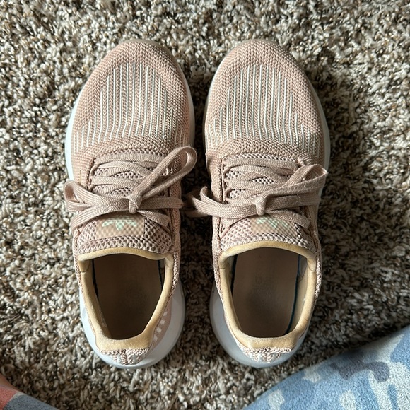 Adidas Womens swift run shoes size 7. Tan and white - Picture 4 of 4